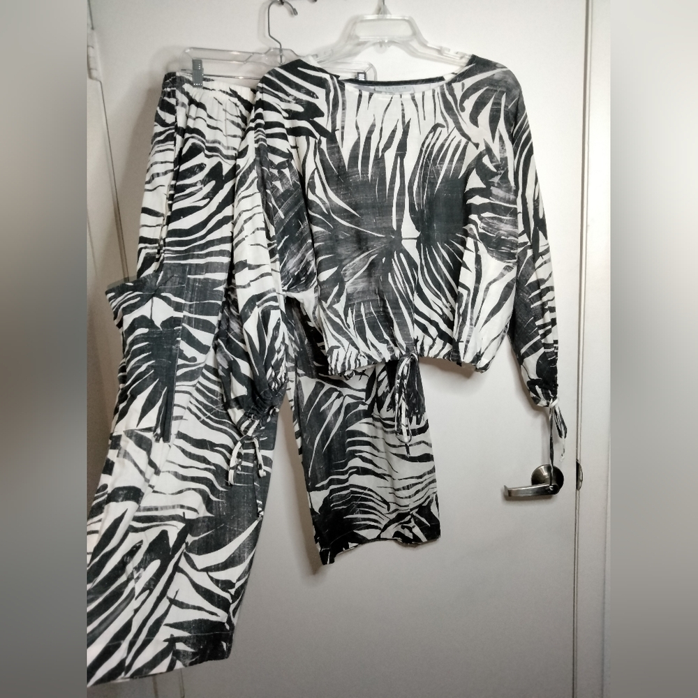 bryn Walker (Size M) Crop Top/(Size L) Crop Pants Leaf Print (2PC) Matching Set